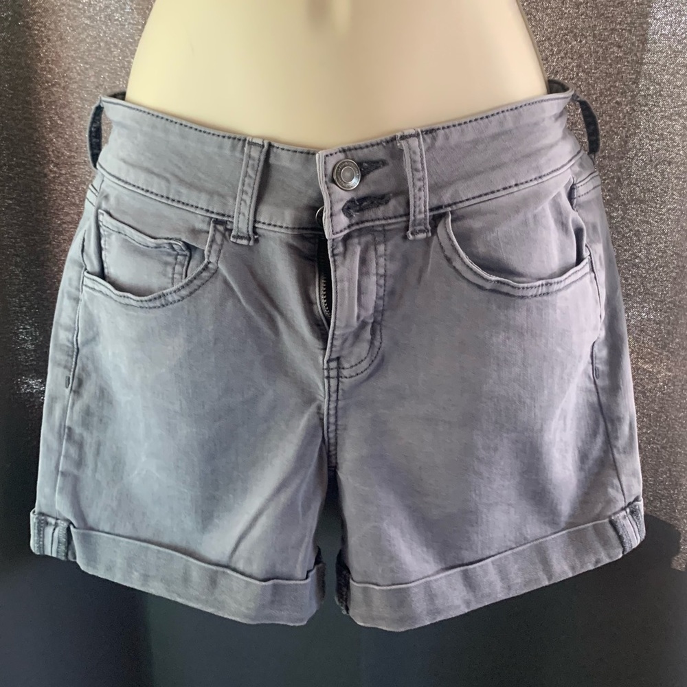 Juniors light gray denim shorts
